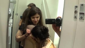 Iki Kız Ve Bir Erkekle Halka Açık Bir Üçlünün Pov Videosu