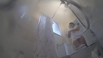 Göğüslü Amatör Natalia, Sıcak Bir Duş Seansının Tadını Çıkarıyor