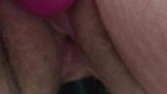 Avrupalı Karısı Sıcak Bir Videoda Poposunu Dildo Ile Tatmin Ediyor