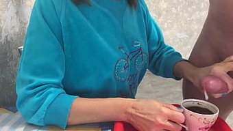 Üvey Milf, Spermlerle Dolu Latte'De Tabu Zevki Için Kendini Şımartıyor