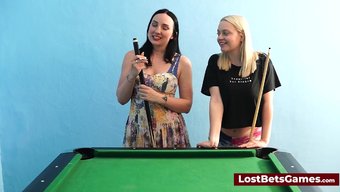 Büyük Memeli Kadınlar, Bilardo Işaretiyle Ve Diğer Seks Oyuncaklarıyla Eğleniyor.