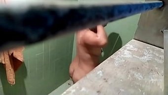 Gizli Bir Kamera Üvey Kız Kardeşimi Duş Alırken Yakaladı.