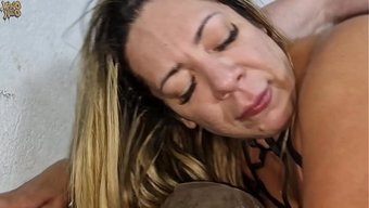 Suzie Sürtük, Ateşli Bir Milf, Üvey Oğlu Ve Arkadaşı Tarafından Pompalanıyor.