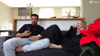Sevgilimle Konuşurken En Yakın Arkadaşından Köpek Pozisyonunda Siktiriyorum.