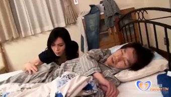 Japon Milf'In Seksi Vücudu Sergileniyor