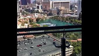 Siyah Bir Adam, Beyaz Bir Kadına Vegas'Ta Yüzüne Boşalıyor