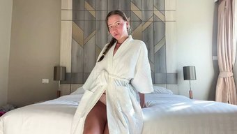 Bir Milf Ve Üniversiteli Bir Otel Odasında Sapıkça Davranıyorlar