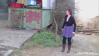 Iç Çamaşırı Giymiş Kızıl Saçlı Büyükanne, Bir Cowgirl Sürüşünün Tadını Çıkarıyor