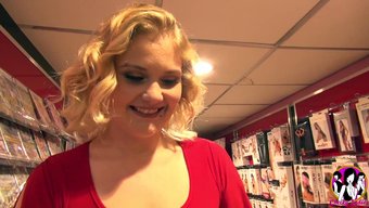 Sophie'Nin Büyük Göğüslü Güzeli Samira Ile Ilk Lezbiyen Deneyimi