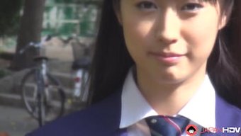 Tomomi Motozawa'Nın Okul Üniforması Içinde Mükemmel Göğüsleri, Sınıf Arkadaşına Blowjob Yaparken.