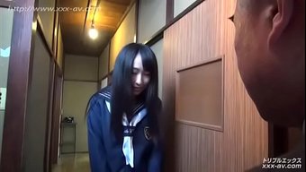 Yaşlı Japon Adam, Ateşli Kız Arkadaşıyla Seks Yapıyor Ve Bir Kadını Nasıl Tatmin Edeceğini Gösteriyor.