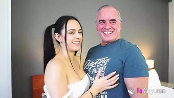 Azgın Esmer Valen, 55 Yaşındaki Sürücü Eğitmenini Sıcak Amatör Videoda Alıyor