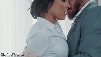 Bir Çiftin Romantik Öğleden Sonrası, Sıcak Bir Sikiş Seansıyla Sona Eriyor