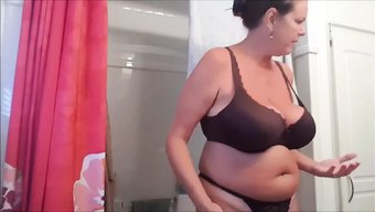 Olgun Üvey Annenin Doğal Güzelliği Sergileniyor