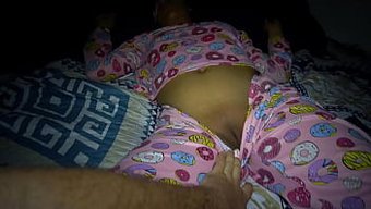 Baştan Çıkarıcı Üvey Kız Kardeşimin Özel Anı, Ev Yapımı Creampie'Ye Yol Açan Yoğun Bir Tahrik Ile Kesintiye Uğradı
