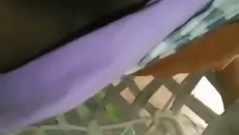 Asyalı Teyze Bana Etrafı Gösteriyor