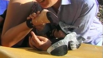 Sarışın Alman Bebek, Ayak Fetişi Olan Yaşlı Bir Adam Tarafından Delikleri Yalatılıyor