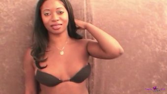 Blacked Raw 28, Iç Çamaşırıyla Clarissa Jones'Un Güçlü Cazibesine Sahip Iyi Donanımlı Bir Beyaz Adamı Içeriyor
