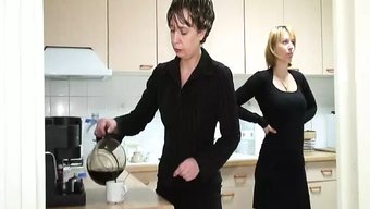 Iki Fransız Kadının Strapon Keyfi Yaşadığı Ve Birbirlerini Yediği Ev Yapımı Bir Video