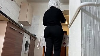 Büyük Popolu Yaşlı Milf Sıkı Deliğini Spermlerle Dolduruyor