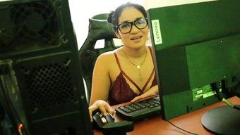Büyük Popolu Kolombiyalı Üvey Kız Kardeş Odasında Acımasızca Sikişiyor