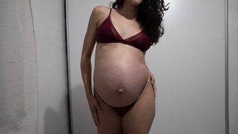 Olgun Latin Milf, Seksi Iç Çamaşırlarıyla Büyük Göğüslerini Sergiliyor