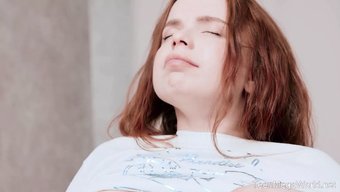 Kızıl Saçlı Bebek, Ders Çalışırken Tek Başına Oyunun Tadını Çıkarıyor