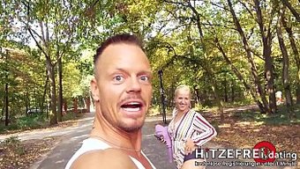 Alman Milf Jana Schwarz, Halka Açık Alanda Sikişiyor