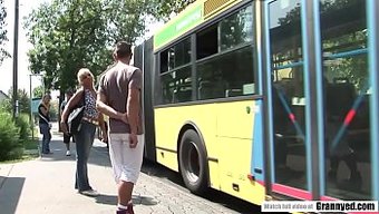 Yaşlı Kadın Orhidea, Cazibesiyle Genç Adamı Baştan Çıkarıyor