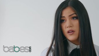 Seksi Kostümlü Zar Zor Yasal Bebekler Patronlarını Baştan Çıkarıyor