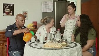 Olgun Ve Genç Kadınlarla Yapılan Irklararası Aile Orgisi