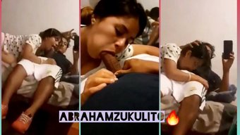 Esmer Öğrenci Ev Yapımı Bir Videoda Aynanın Önünde Sakso Çekiyor