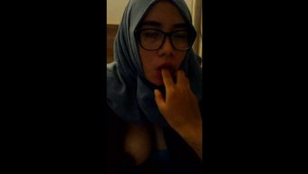 Endonezyalı Türbanlı Kız, Video 4'Te Oral Seksi Ustalıkla Gerçekleştiriyor