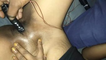 Sri Lankalı Bir Milf, Sevgilisinin Sert Darbelerinden Yoğun Anal Zevk Yaşıyor.