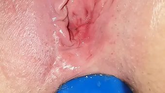 Katrin'In Sıkı Anal Poposu Bir Dildo Alıyor Ve Sıvı Fışkırtıyor