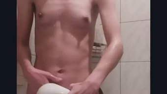 Ince Sarışın Karı, Duygusal Bir Duş Deneyiminin Tadını Çıkarıyor