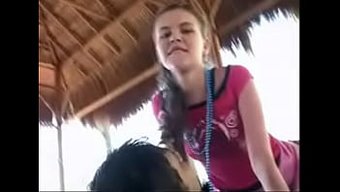 Sıkı Bir Vücuda Sahip Sevimli Bir Esmer Bebek