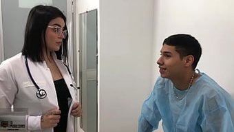Doktorun Hastasına Sakso Çektiği Ve Onu Arkadan Becerdiği Ev Yapımı Porno Videosu