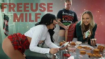 Üvey Oğul Ve Üvey Kız, Noel'De Cinsel Arzuları Için Üvey Annelerini Serbest Kullanıyorlar.