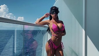 Göğüslü Amatör Milf, Bir Yolcu Gemisi Balkonunda Sapıklaşıyor