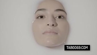 Kızıl Saçlı Genç, Deneyimli Bir Sevgili Ve Bir Seks Robotuyla Seks Otelinde Çılgın Bir Zaman Geçiriyor.