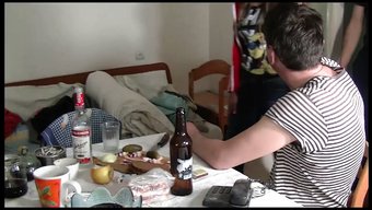 Kızlar Garajda Mastürbasyon Yapıyor Ve Üçlü Yapıyorlar