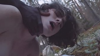 Darcy Dark'In Ormanda Büyük Siyah Yarrağıyla Derin Boğaz Oral Ve Anal Macerası