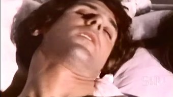 Ince Esmer Retro 3'Lü Videoda Mastürbasyon Yapıyor