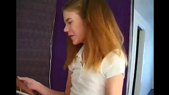 Genç Güzellik Sert Oral Seansında Yüzüne Sikişiyor