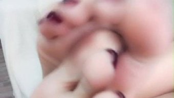 Ayak Fetişi Sevenler Seviniyor! Bu Video, Mükemmel Ayaklara Sahip Çinli Bir Kızı Içeriyor