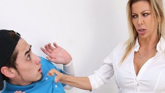 Büyük Göğüslü Anne Amını Yalatıyor