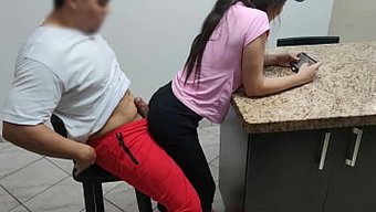 Latin Üvey Yeğeni Hareketleriyle Beni Kışkırtıyor Ve Tahrik Ediyor