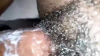 Siyah Ve Beyaz Çift, Creampie Bitişle Sert Sikişin Tadını Çıkarıyor