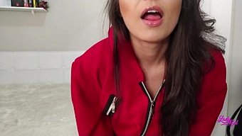 Kostüm Kraliçesi Lady Bel, Büyük Popolu Ve Fişli Mastürbasyon Yapmayı Gösteriyor